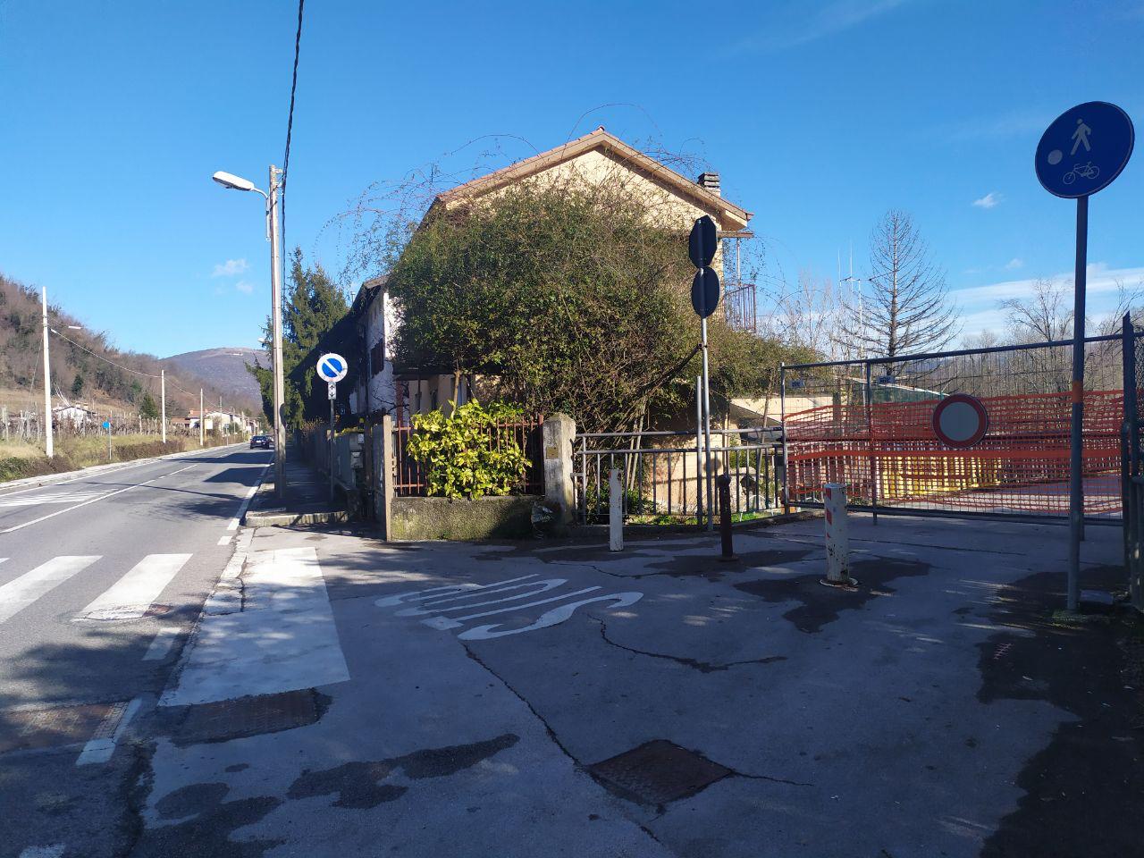 Copertina per Piedimonte senza passerella e abitanti costretti a camminare accanto alle auto che sfrecciano